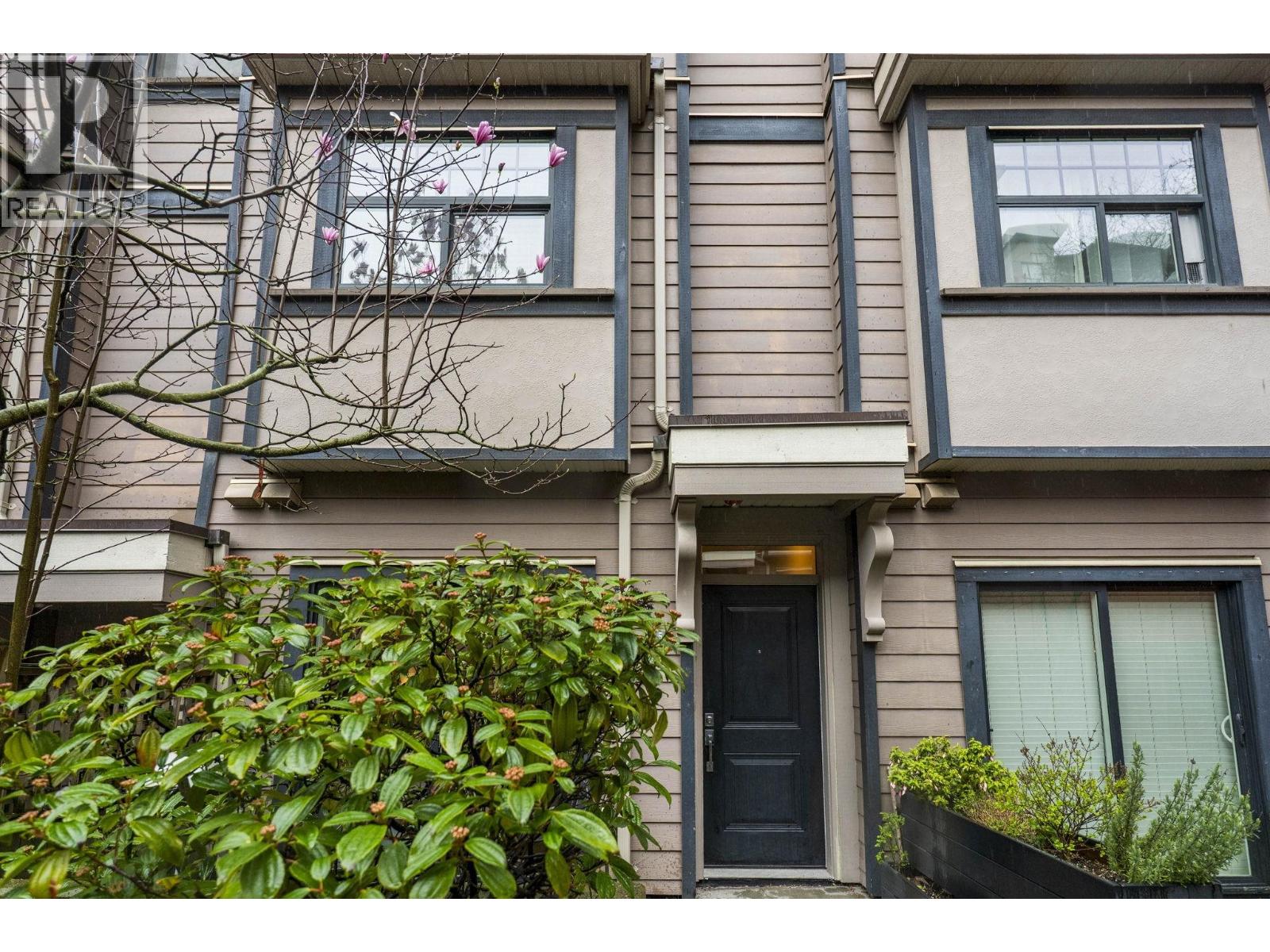 115 828 ROYAL AVENUE, New Westminster