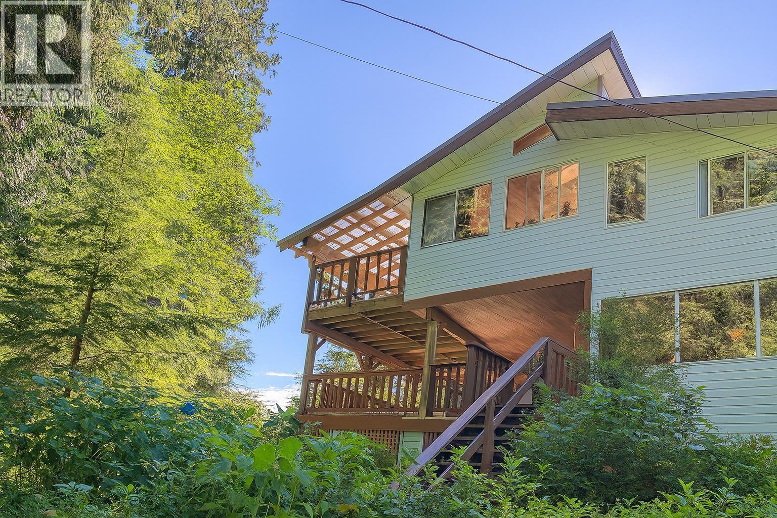 26 BRIGHTON BEACH, North Vancouver