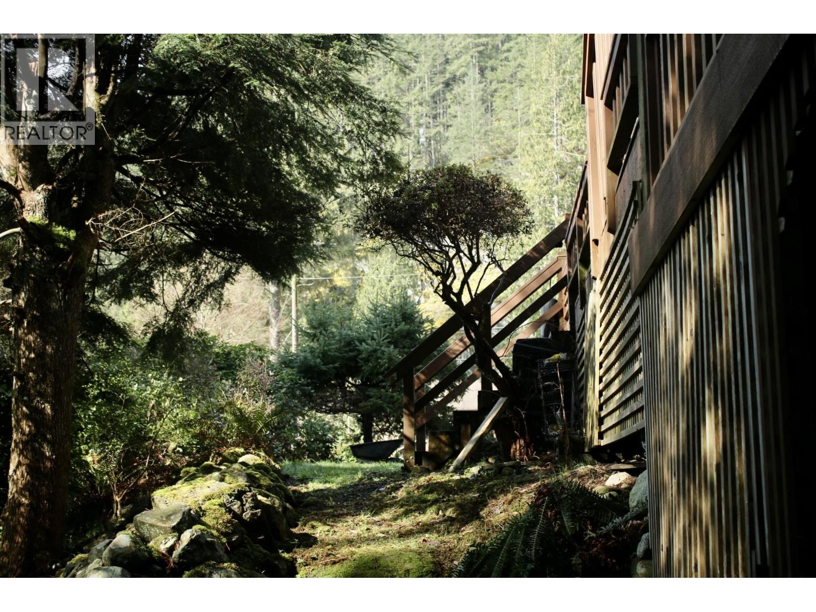 26 BRIGHTON BEACH, North Vancouver