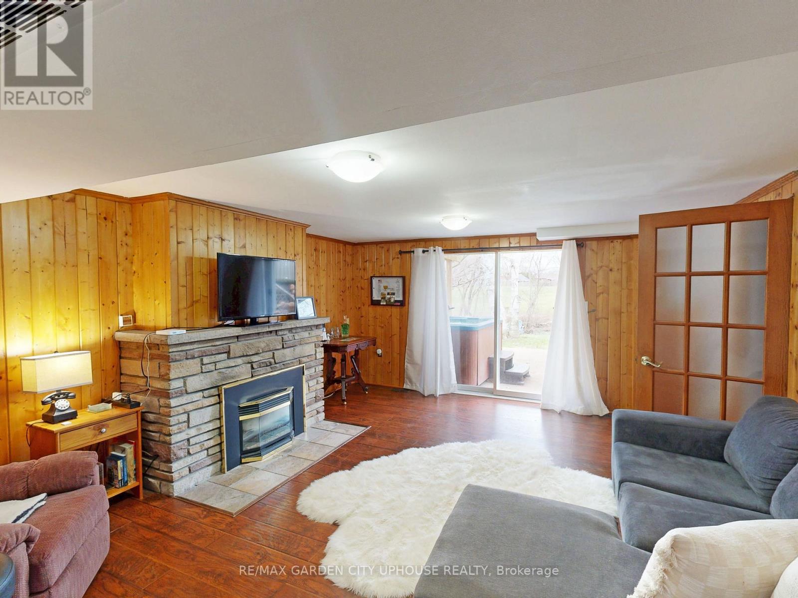 46 STRATHCONA DRIVE - 15