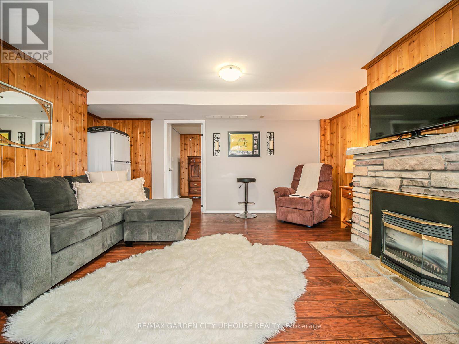 46 STRATHCONA DRIVE - 16