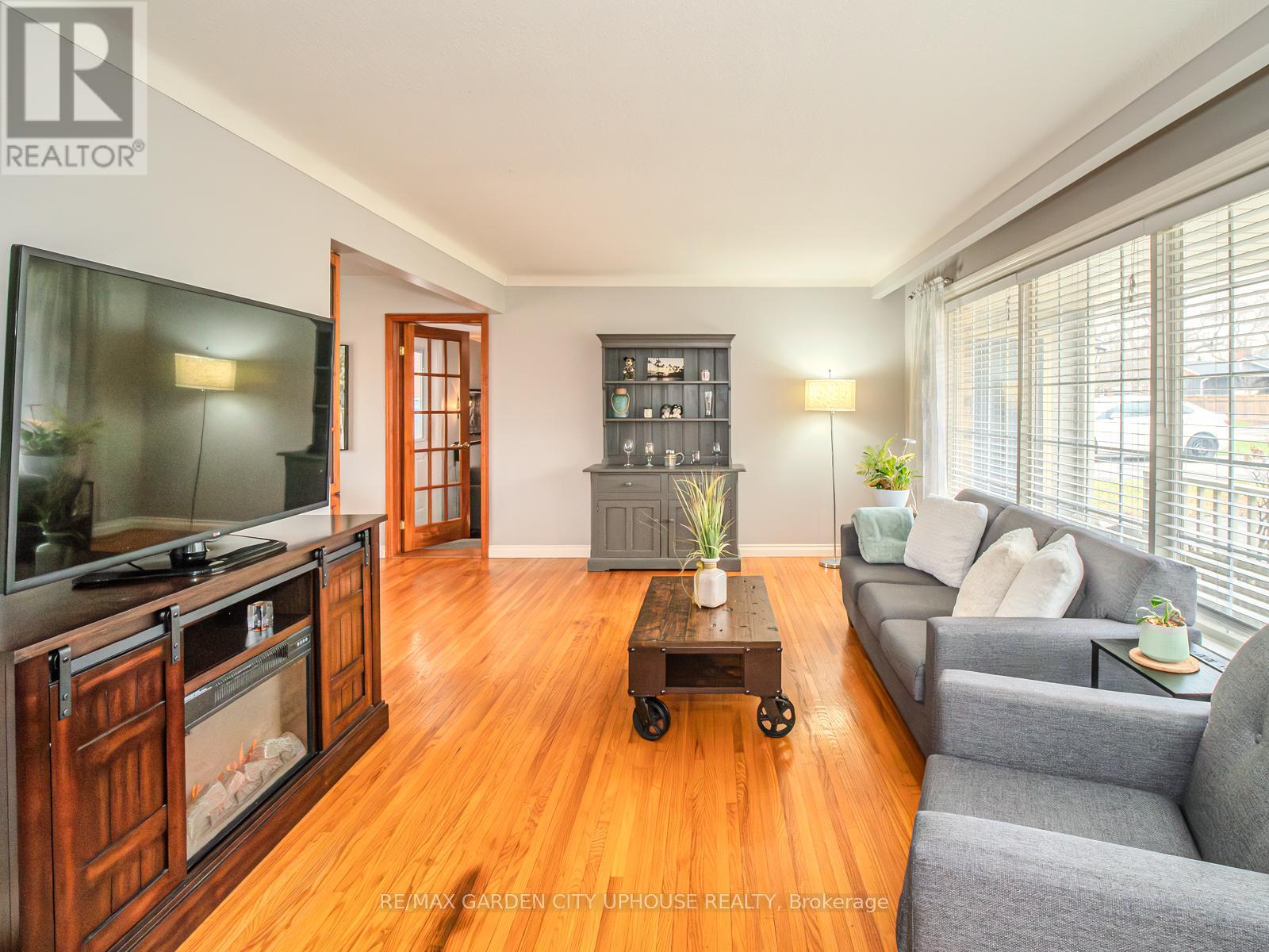 46 STRATHCONA DRIVE - 5