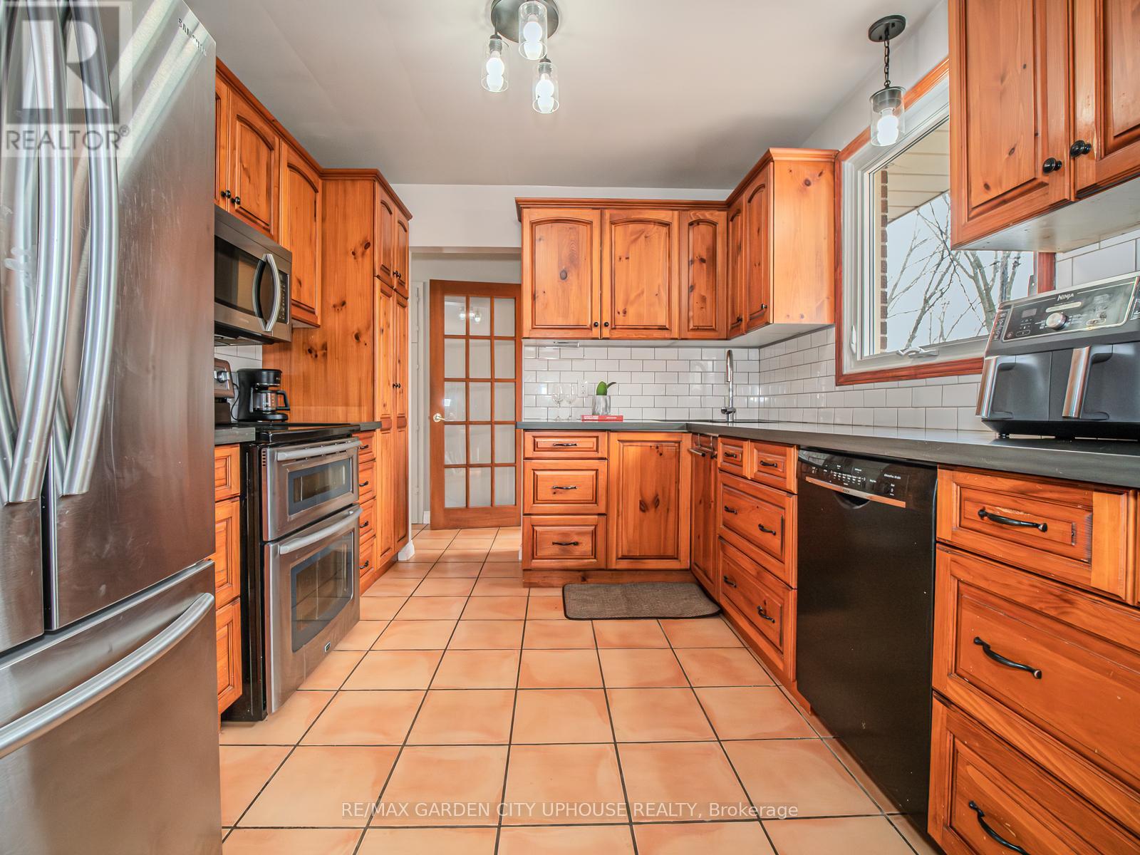 46 STRATHCONA DRIVE - 8