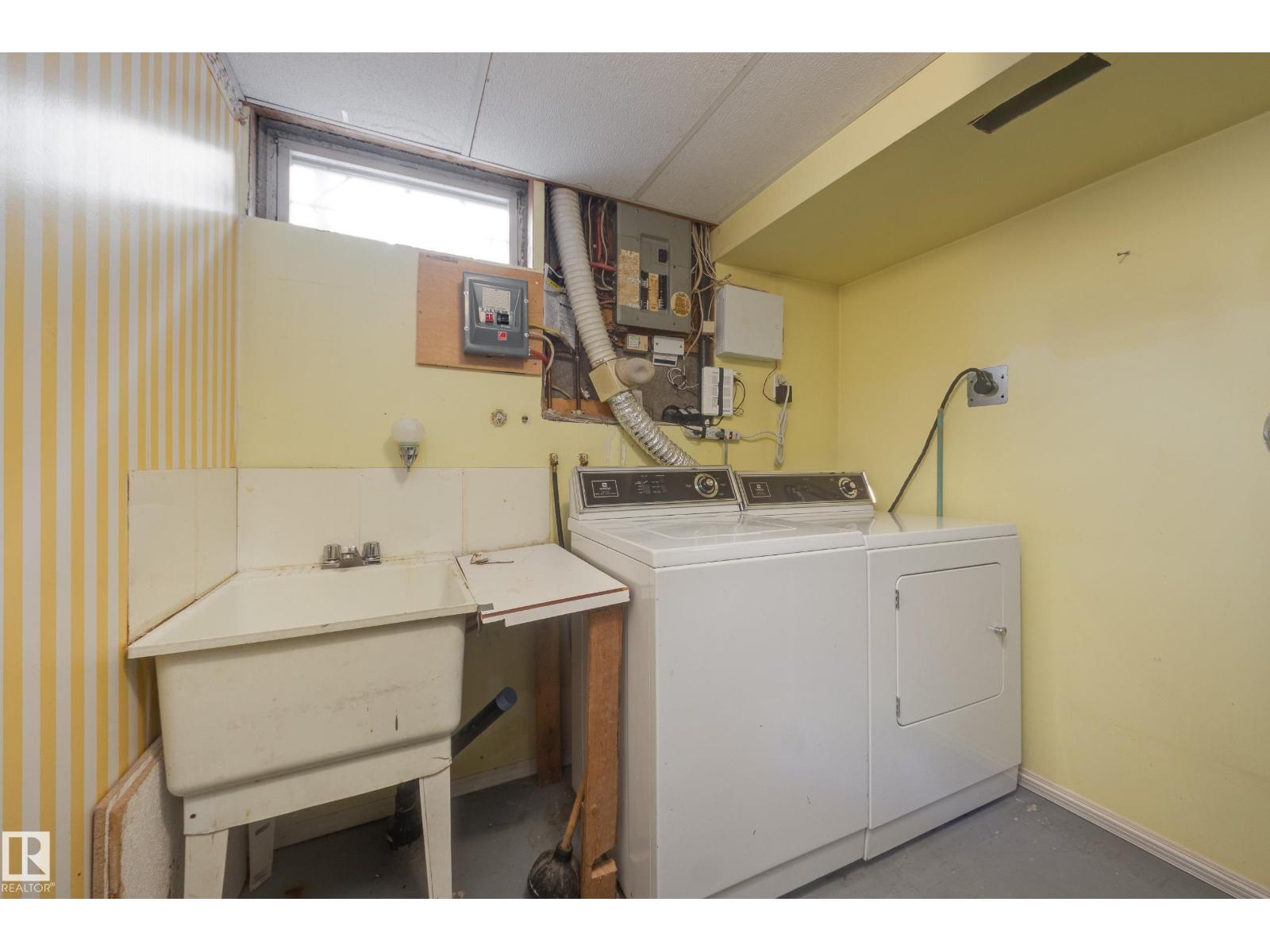 2058 74 ST NW, Edmonton