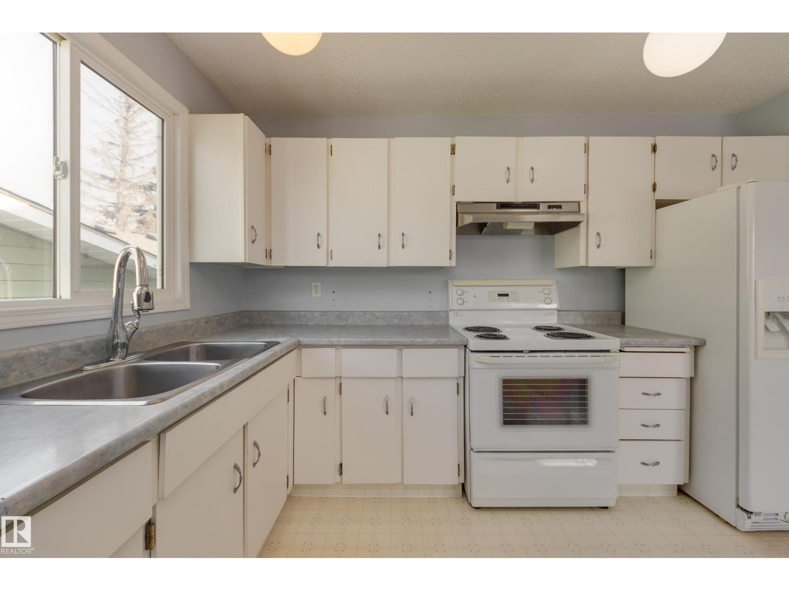 2058 74 ST NW, Edmonton