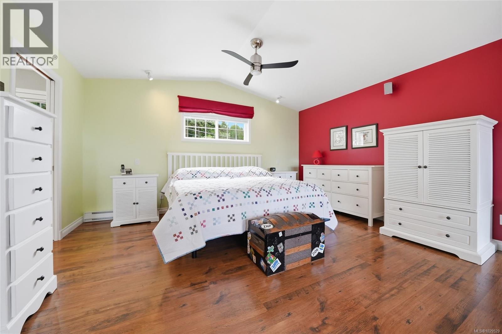 3259 DOLPHIN DR - 33