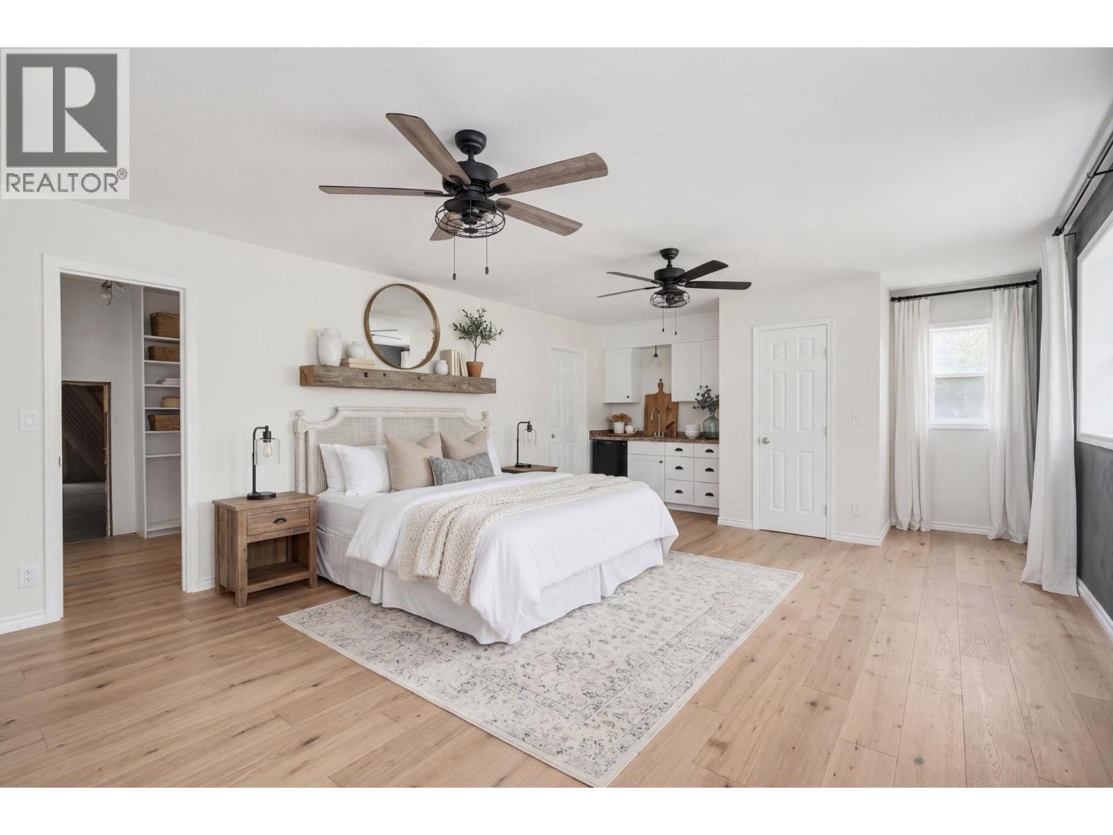 9048 Humming Bird Drive, Swansea Point