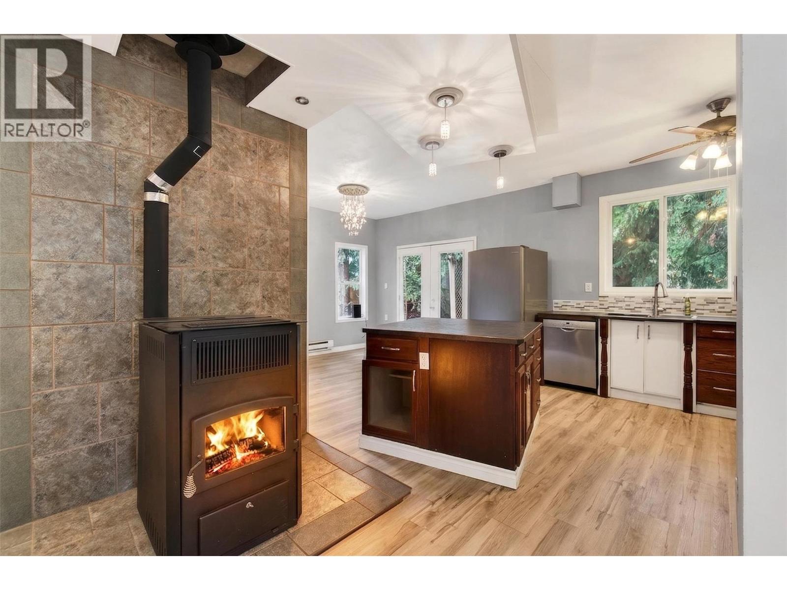 9048 Humming Bird Drive, Swansea Point