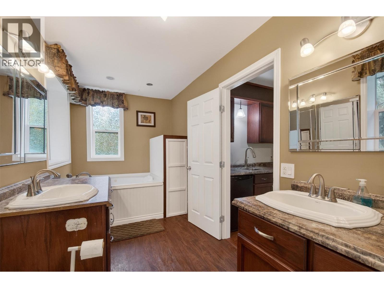 9048 Humming Bird Drive, Swansea Point