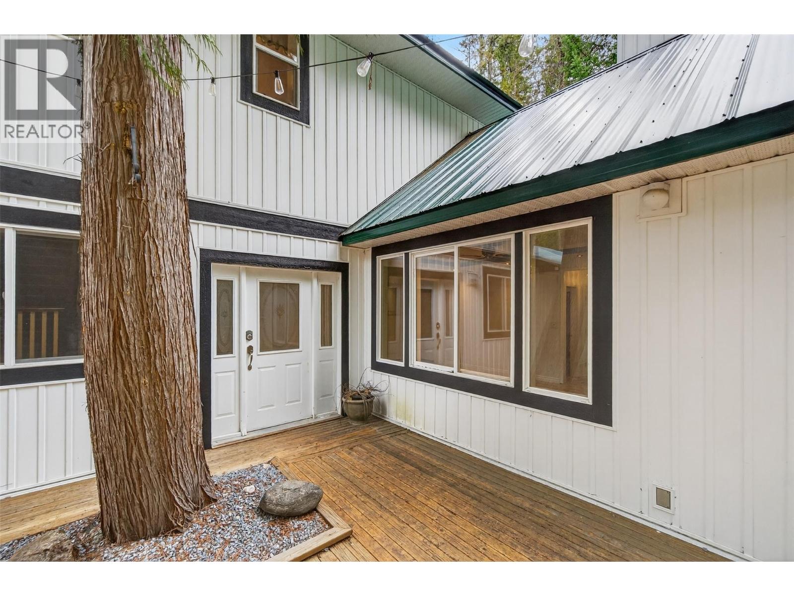 9048 Humming Bird Drive, Swansea Point