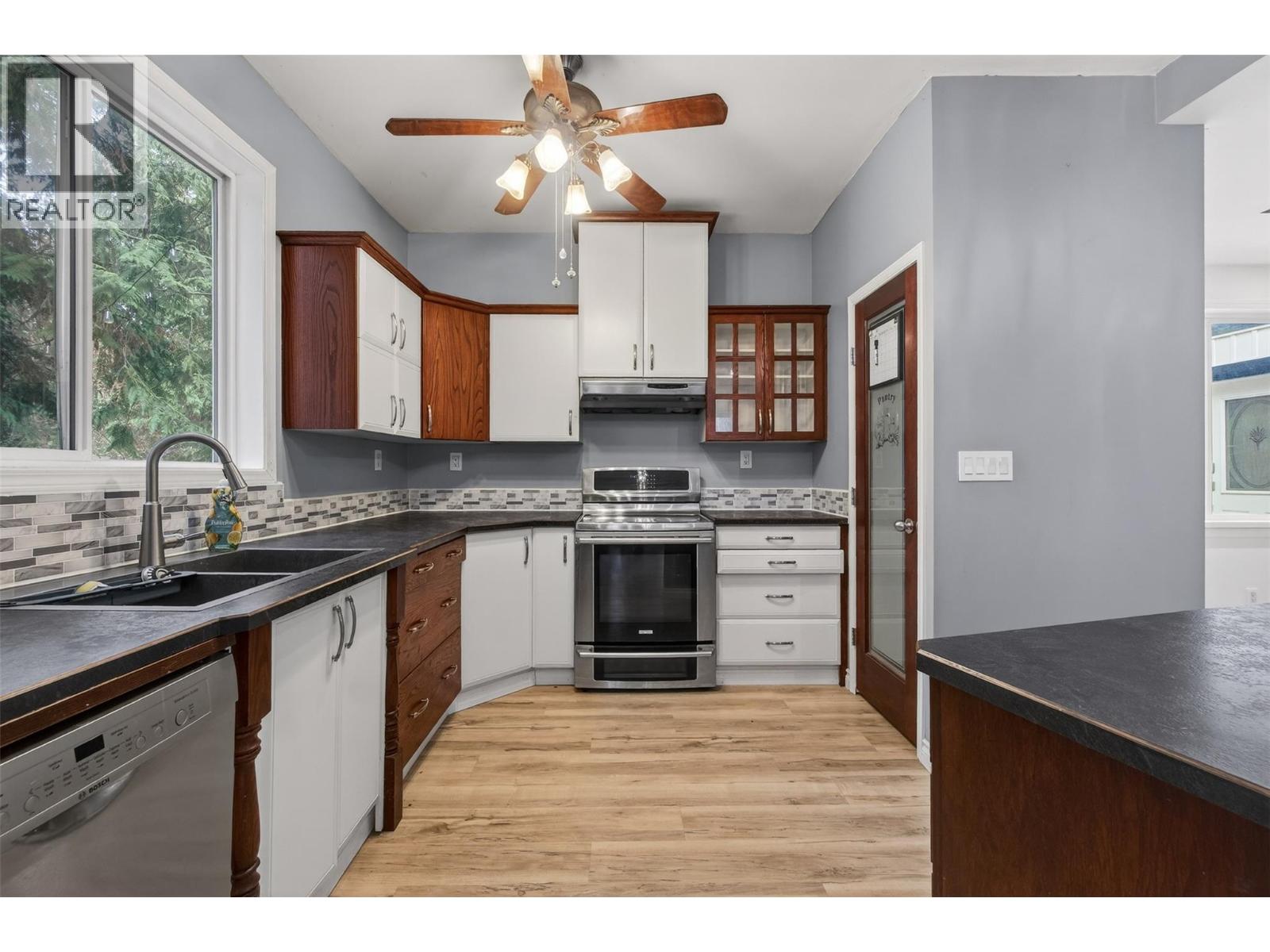 9048 Humming Bird Drive, Swansea Point