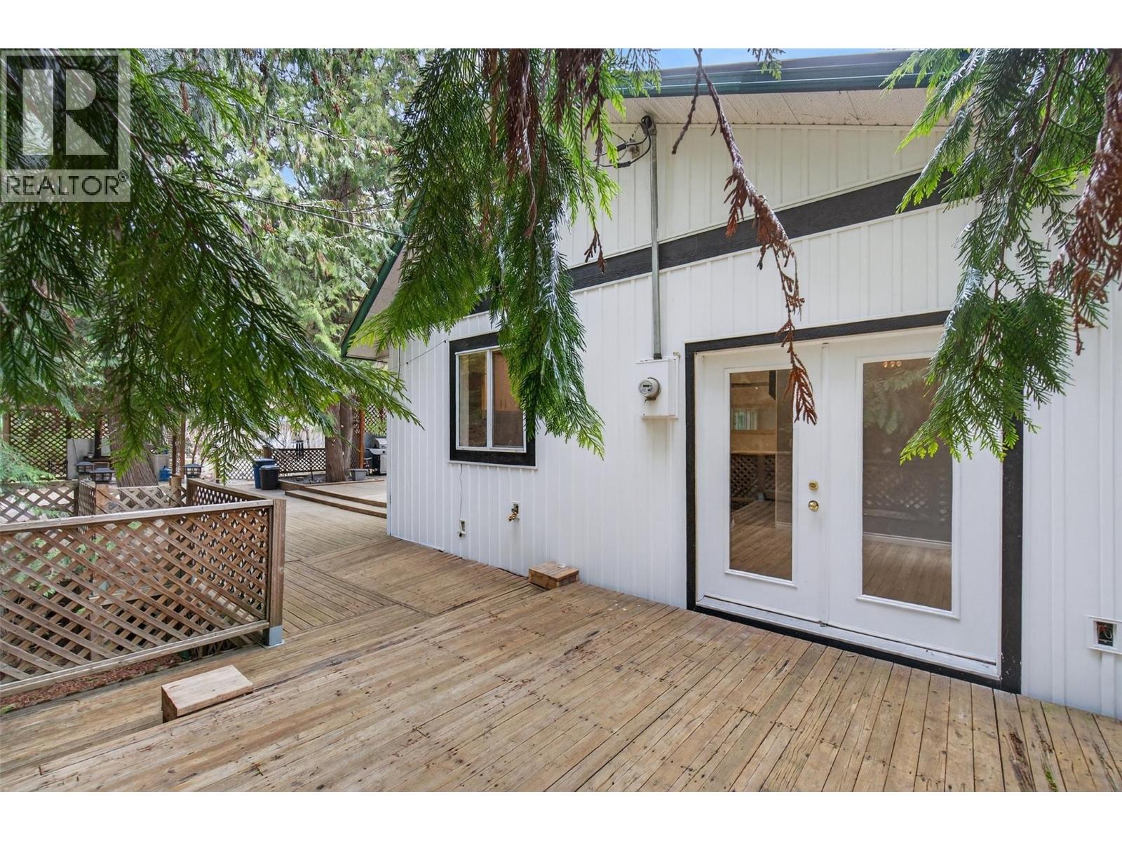 9048 Humming Bird Drive, Swansea Point