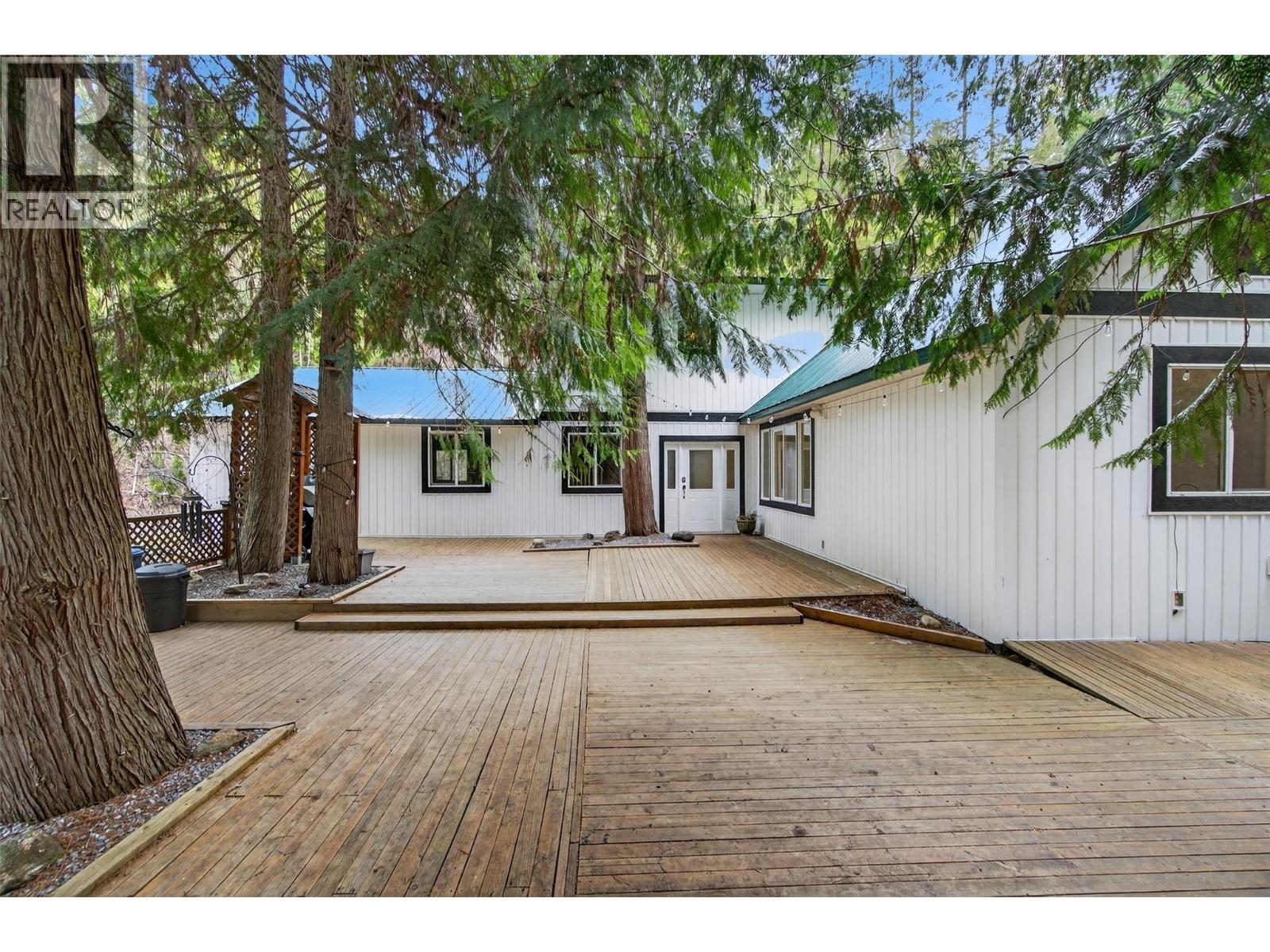 9048 Humming Bird Drive, Swansea Point