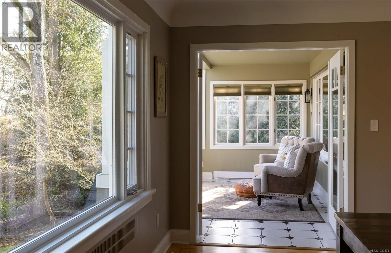 995 TERRACE AVE - 10