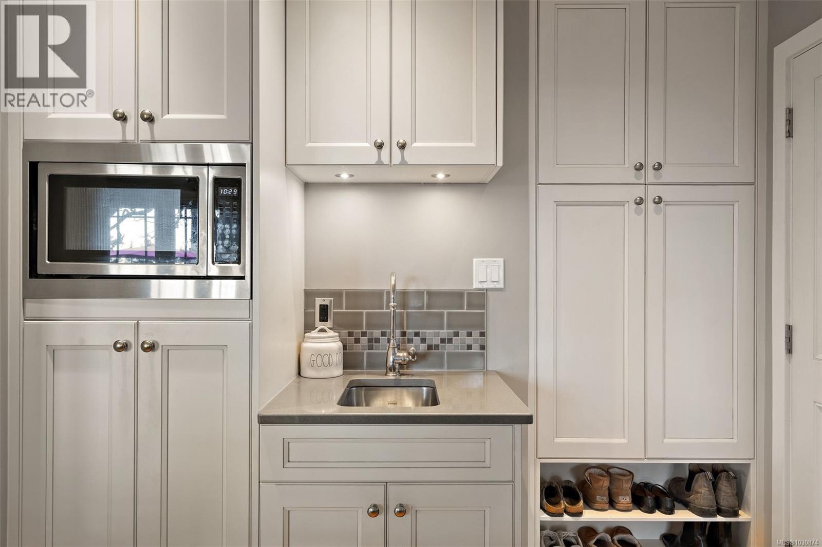 995 TERRACE AVE - 16