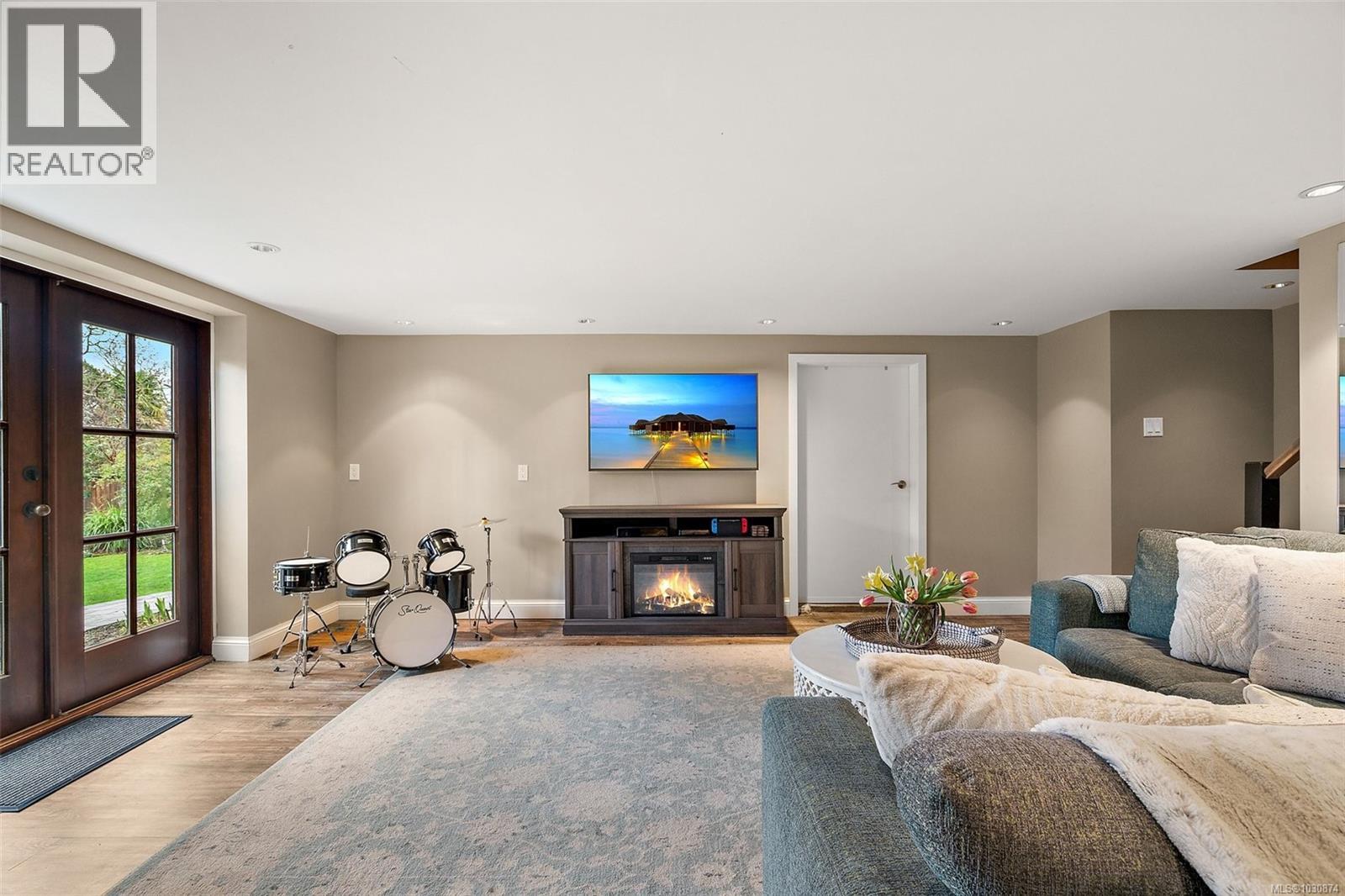 995 TERRACE AVE - 35