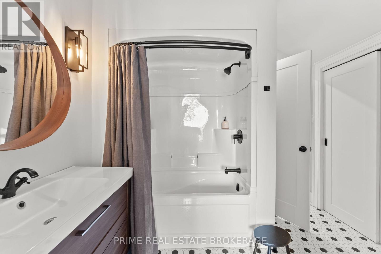 10096 CHARLTON DRIVE Property Photo