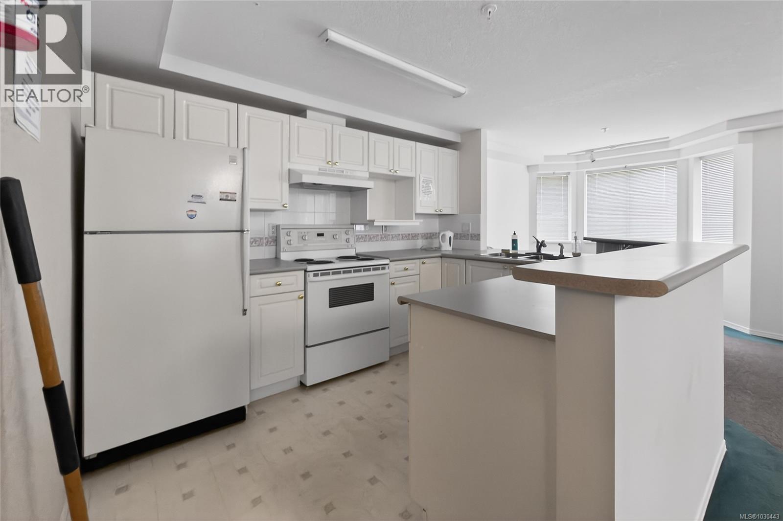 #109 24 PRIDEAUX ST - 44