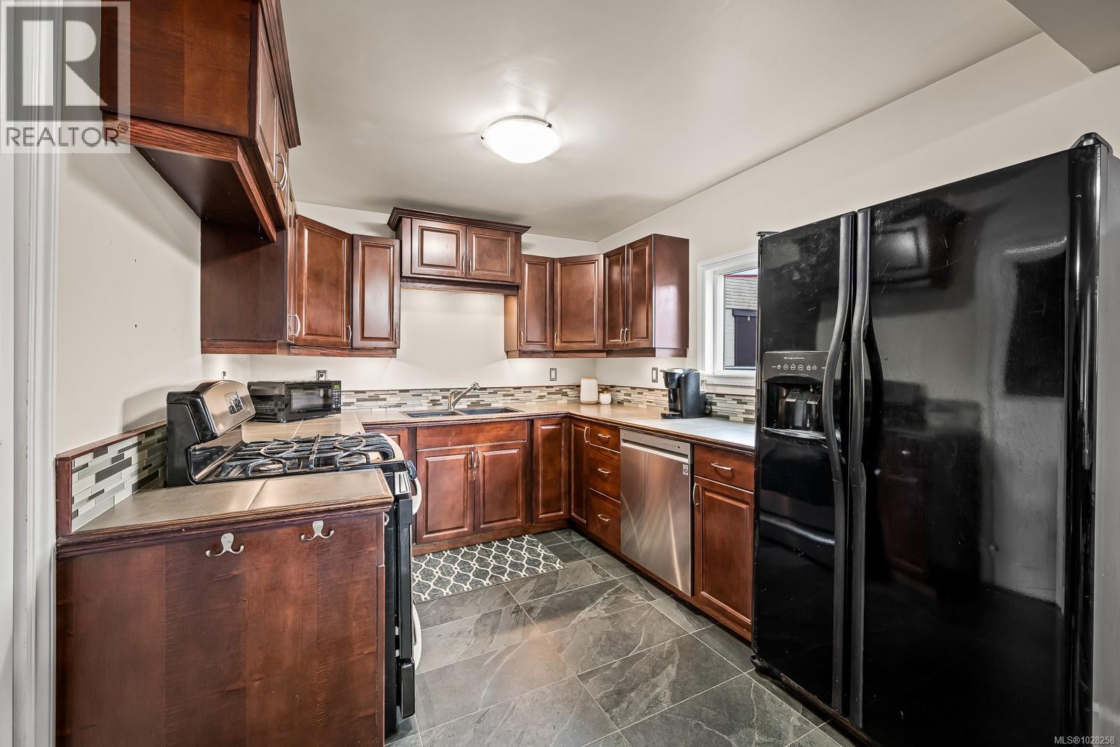 5733 ISLAND HWY N - 22