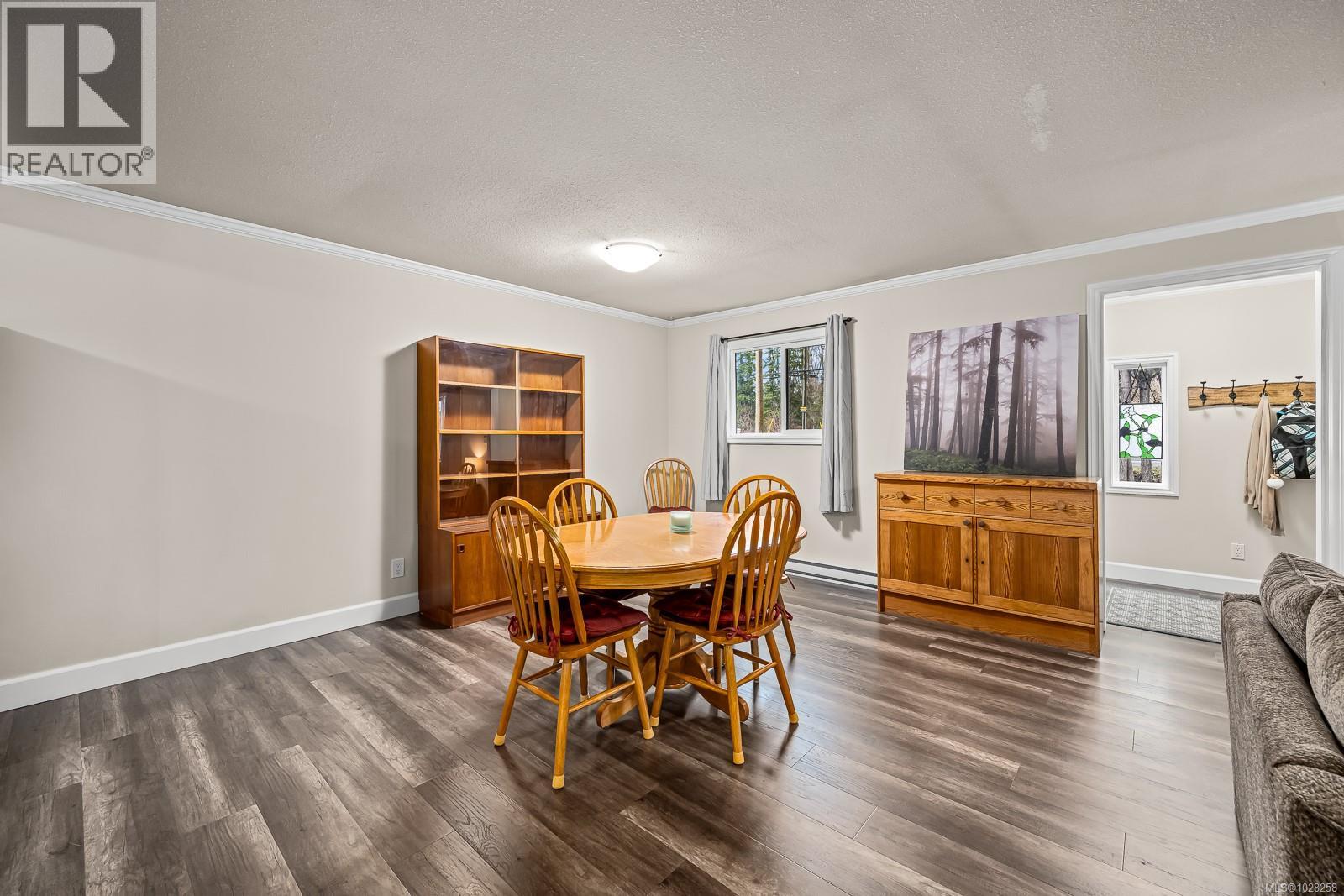 5733 Island Hwy N - 4