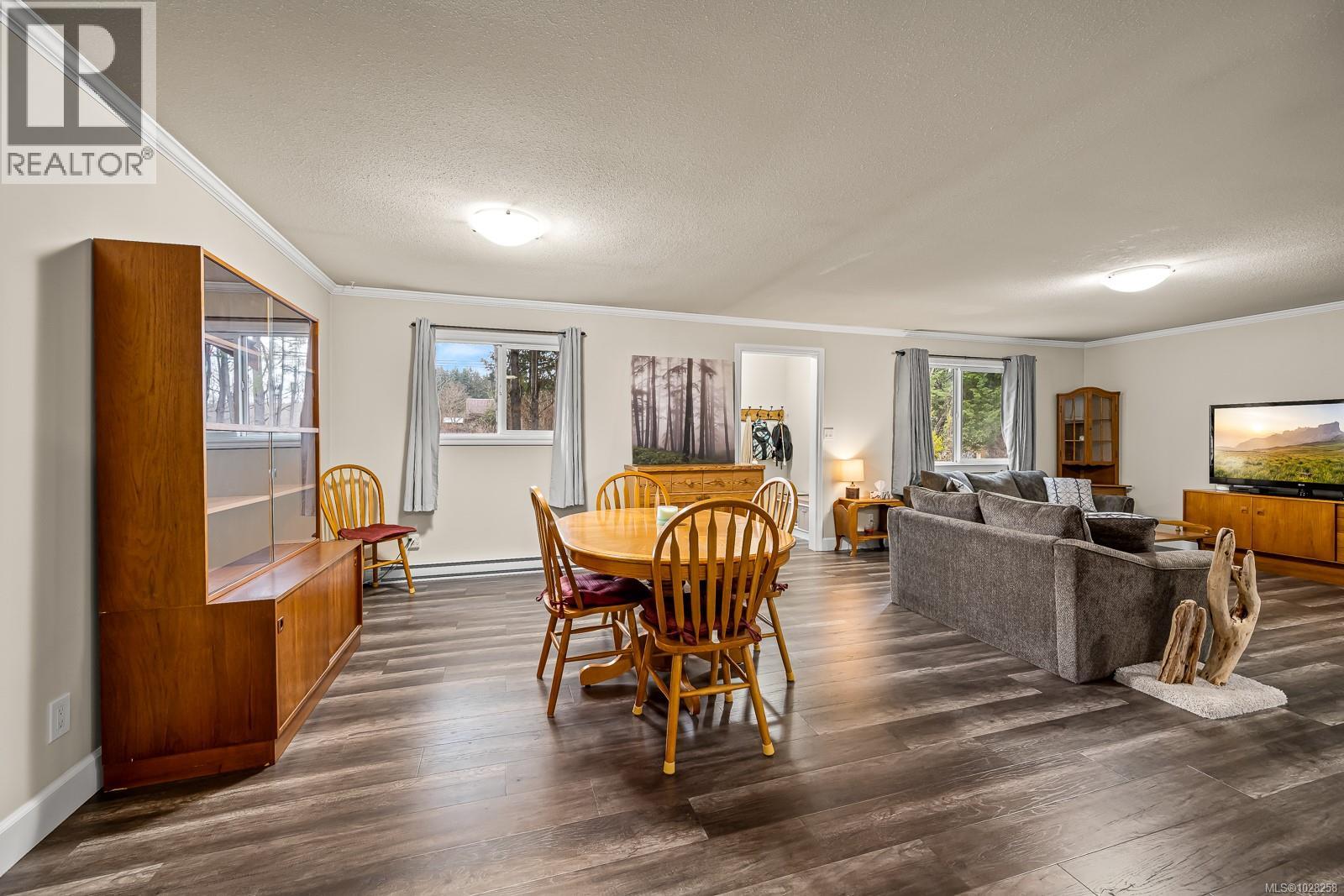 5733 ISLAND HWY N - 2