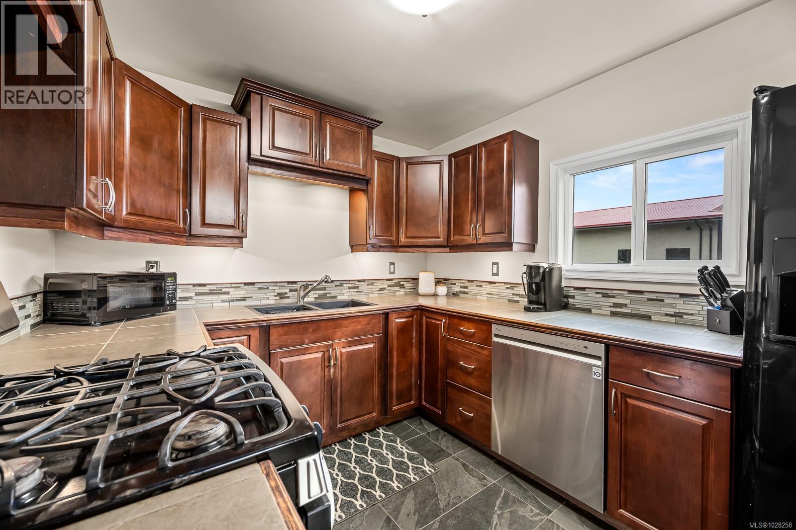 5733 ISLAND HWY N - 21