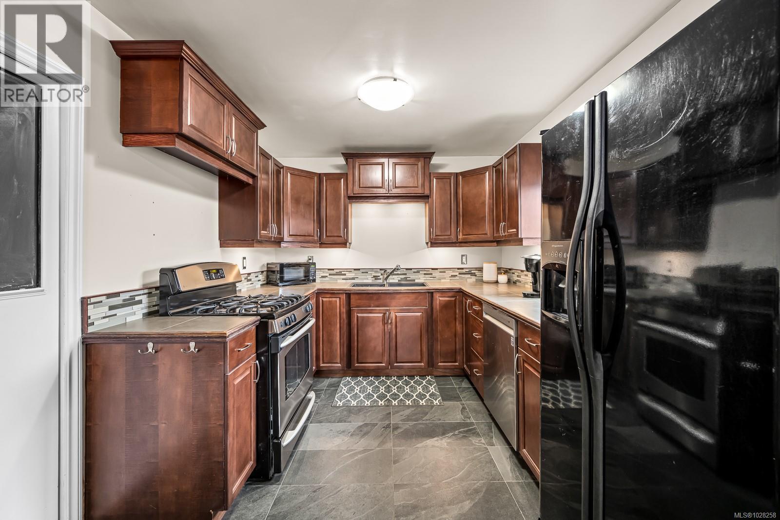 5733 ISLAND HWY N - 23