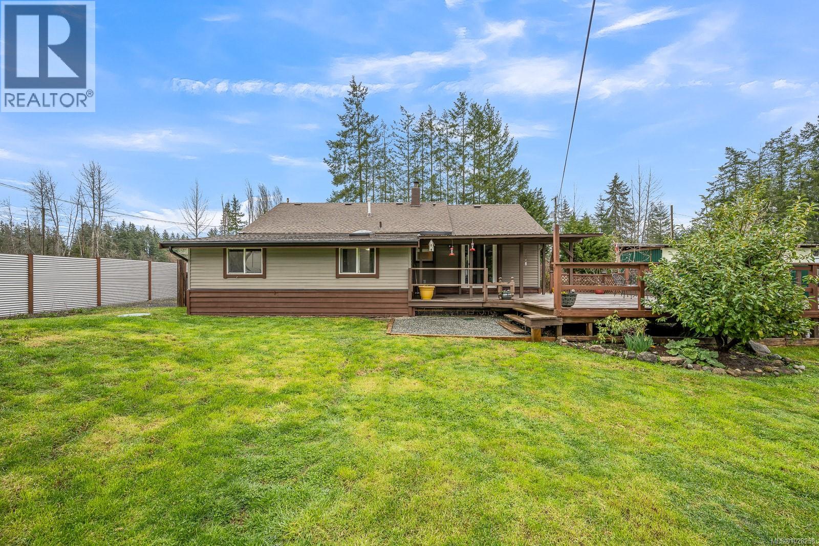 5733 Island Hwy N - 1