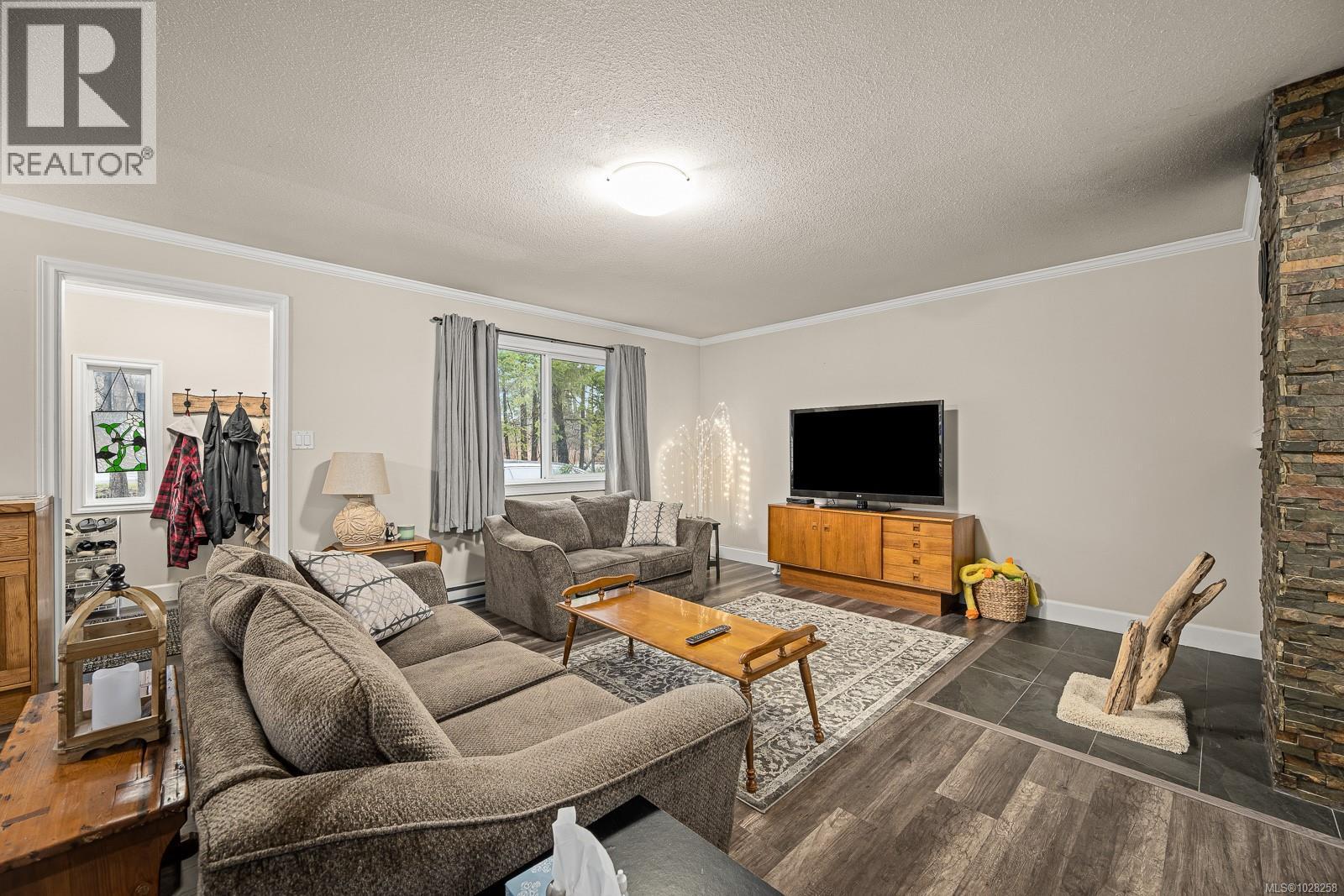 5733 Island Hwy N - 17