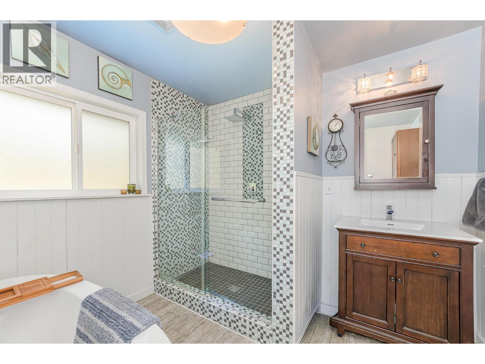 3690 Northway Road, Malakwa