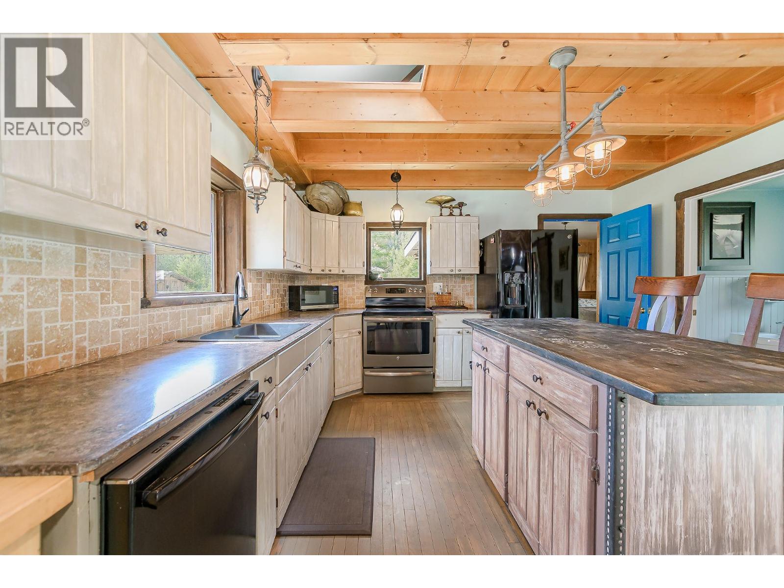 3690 Northway Road, Malakwa