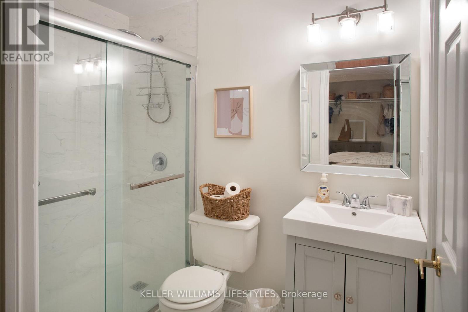 #105 275 QUEENS AVENUE - 17