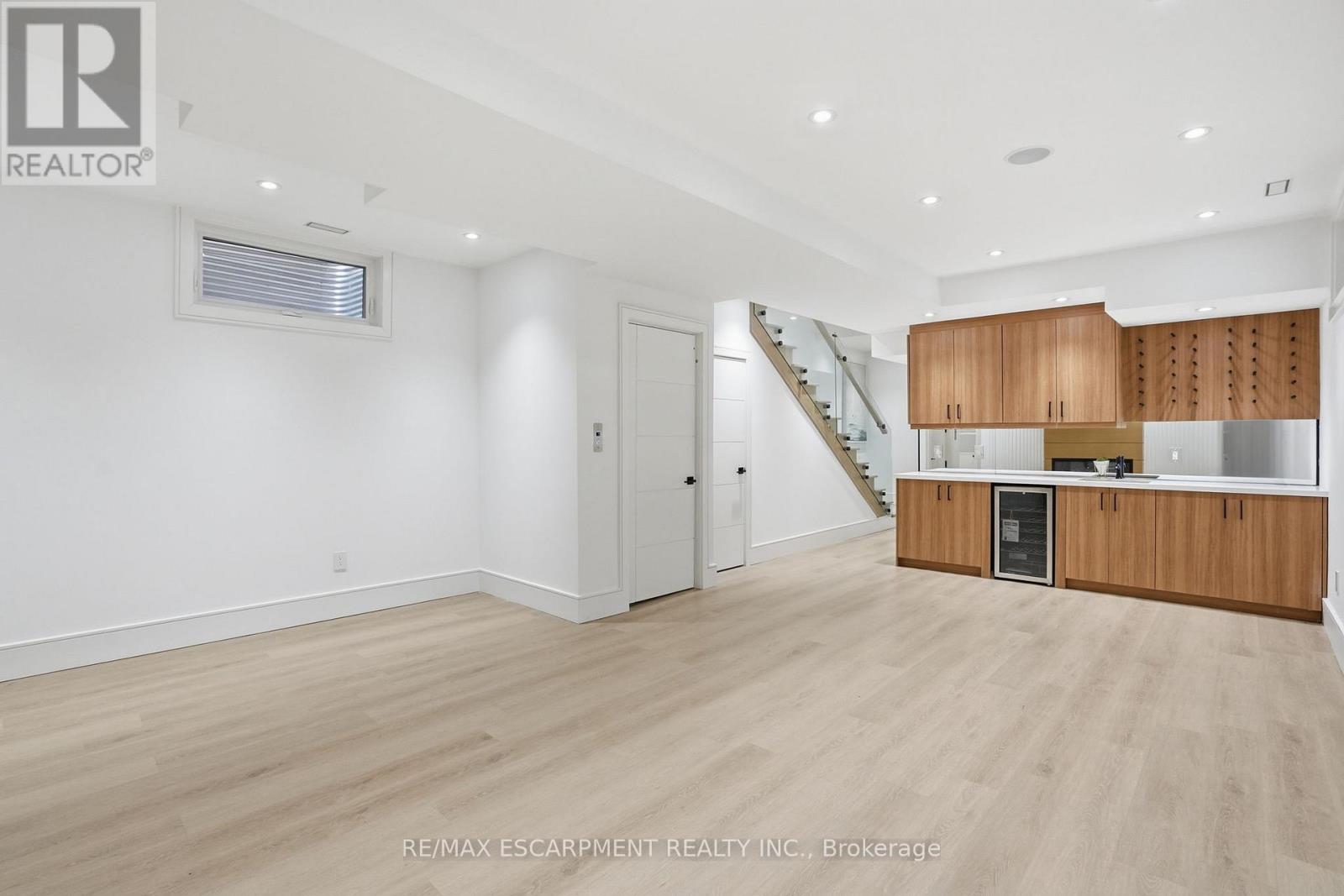 10A BENSON AVENUE - 32