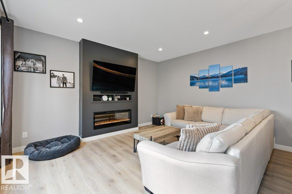 20008 18 AV NW, Edmonton