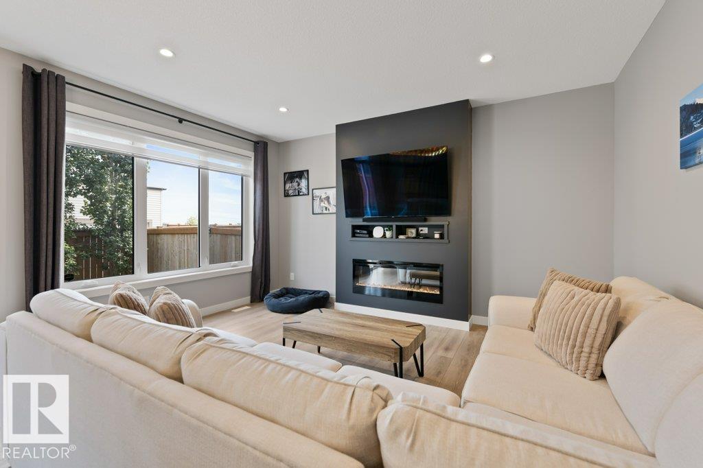 20008 18 AV NW, Edmonton