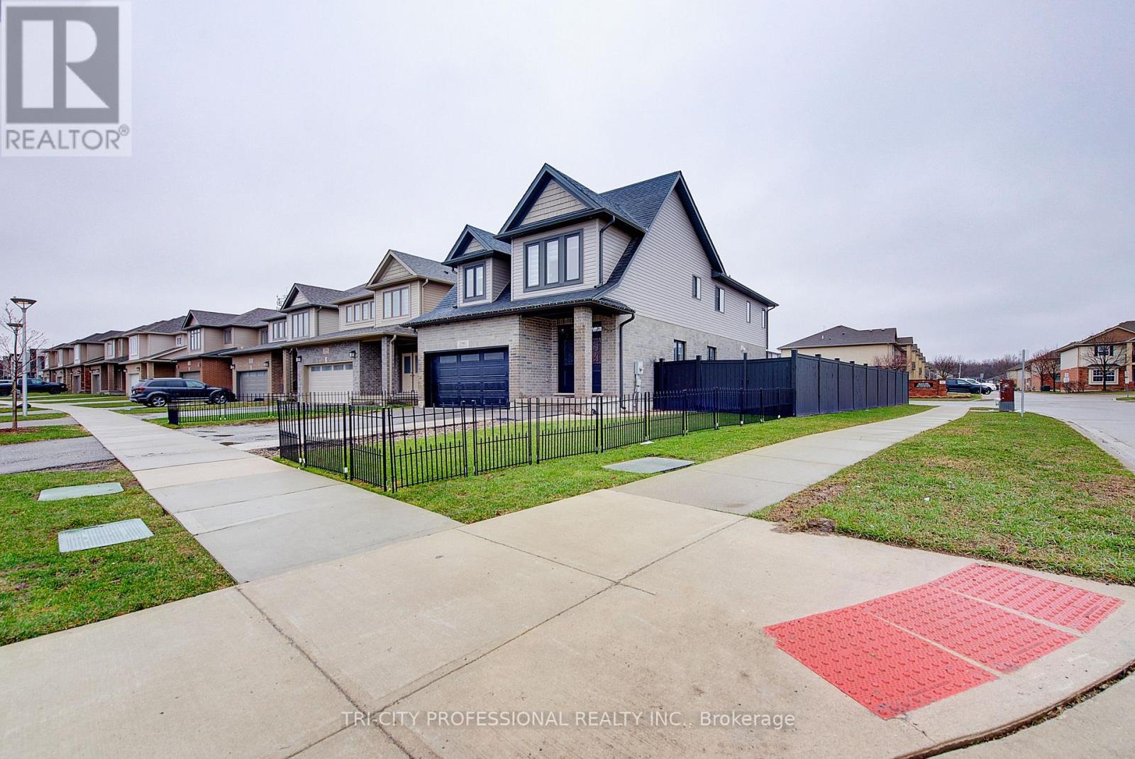 2910 TURNER CRESCENT - 5