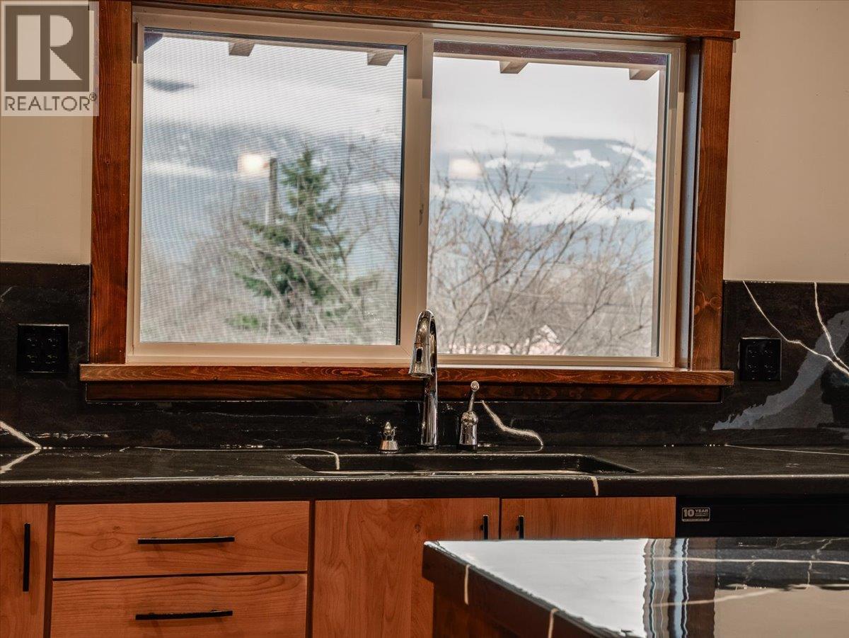 422 View Street, Kaslo