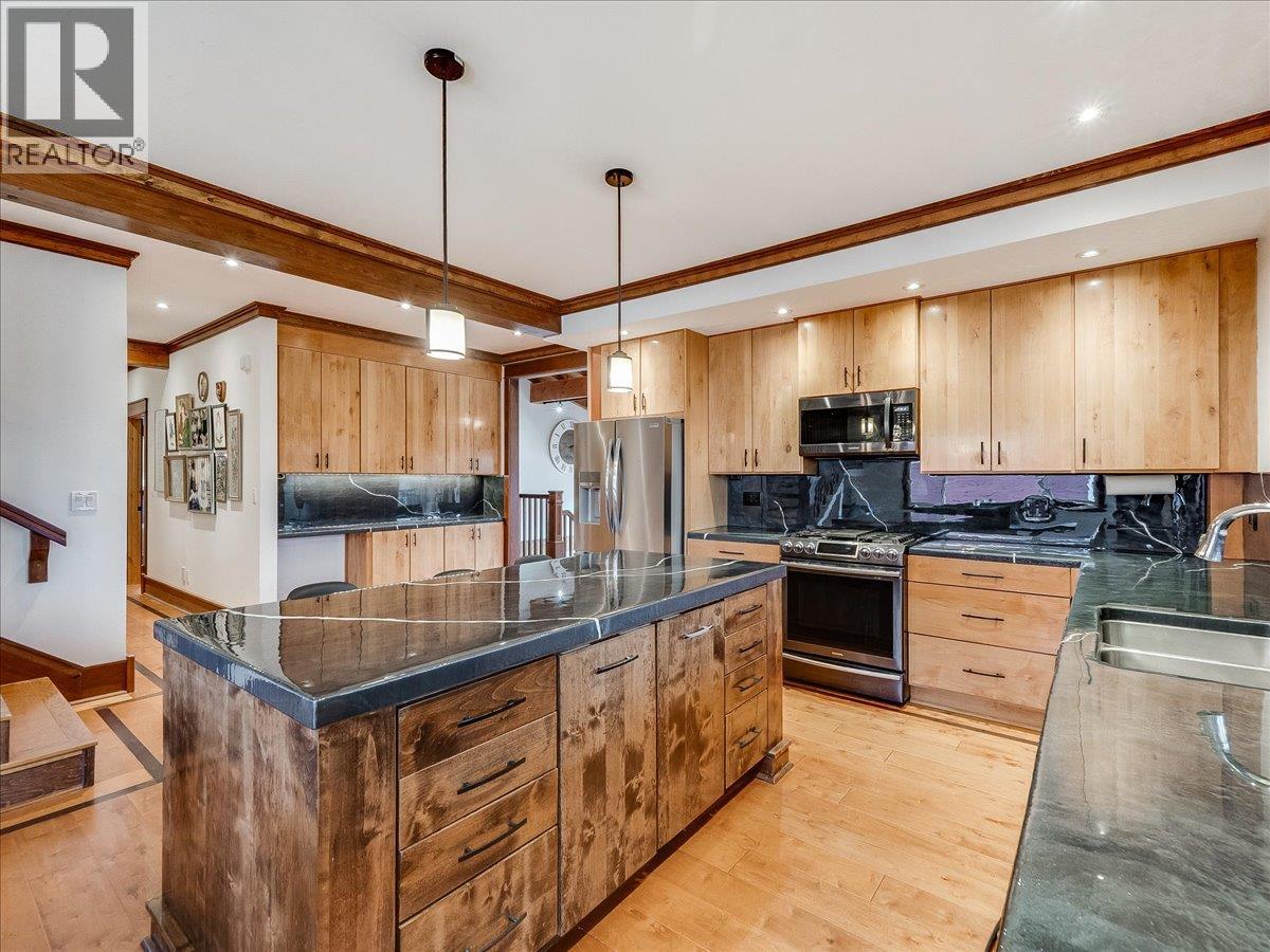 422 View Street, Kaslo