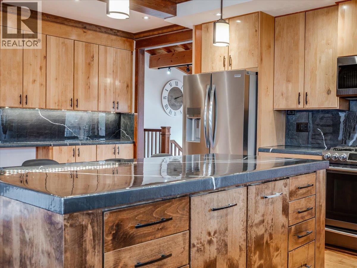 422 View Street, Kaslo