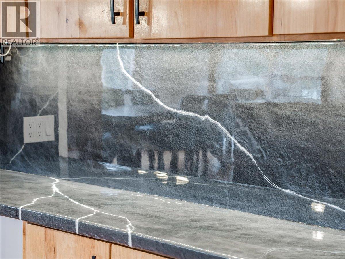 422 View Street, Kaslo