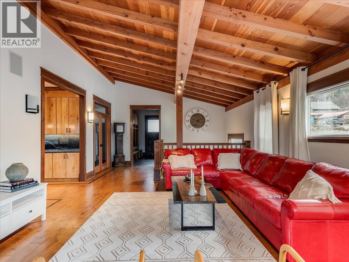 422 View Street, Kaslo