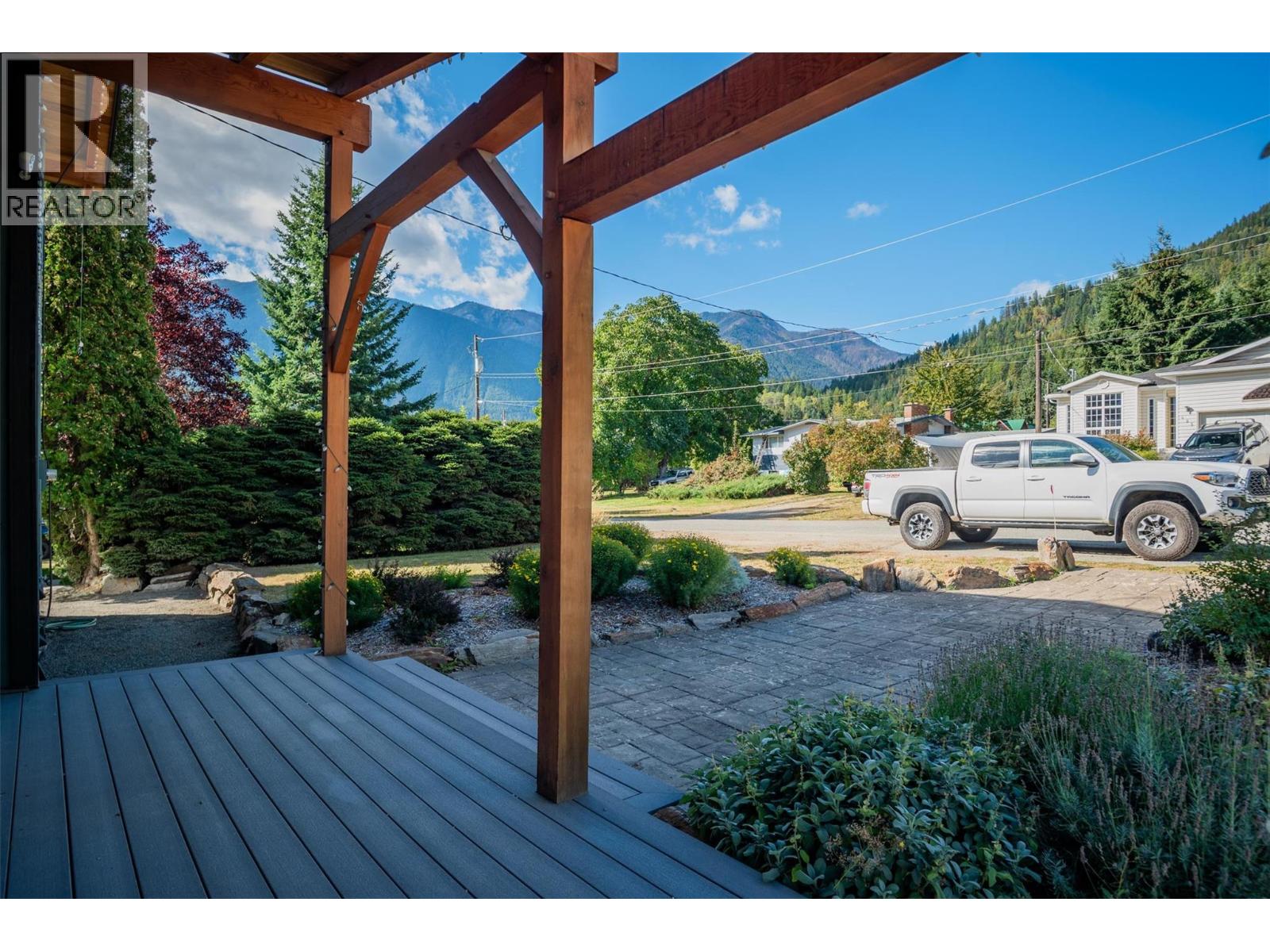422 View Street, Kaslo