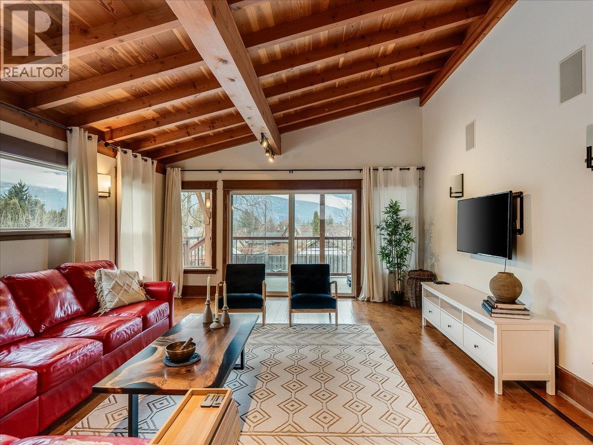 422 View Street, Kaslo