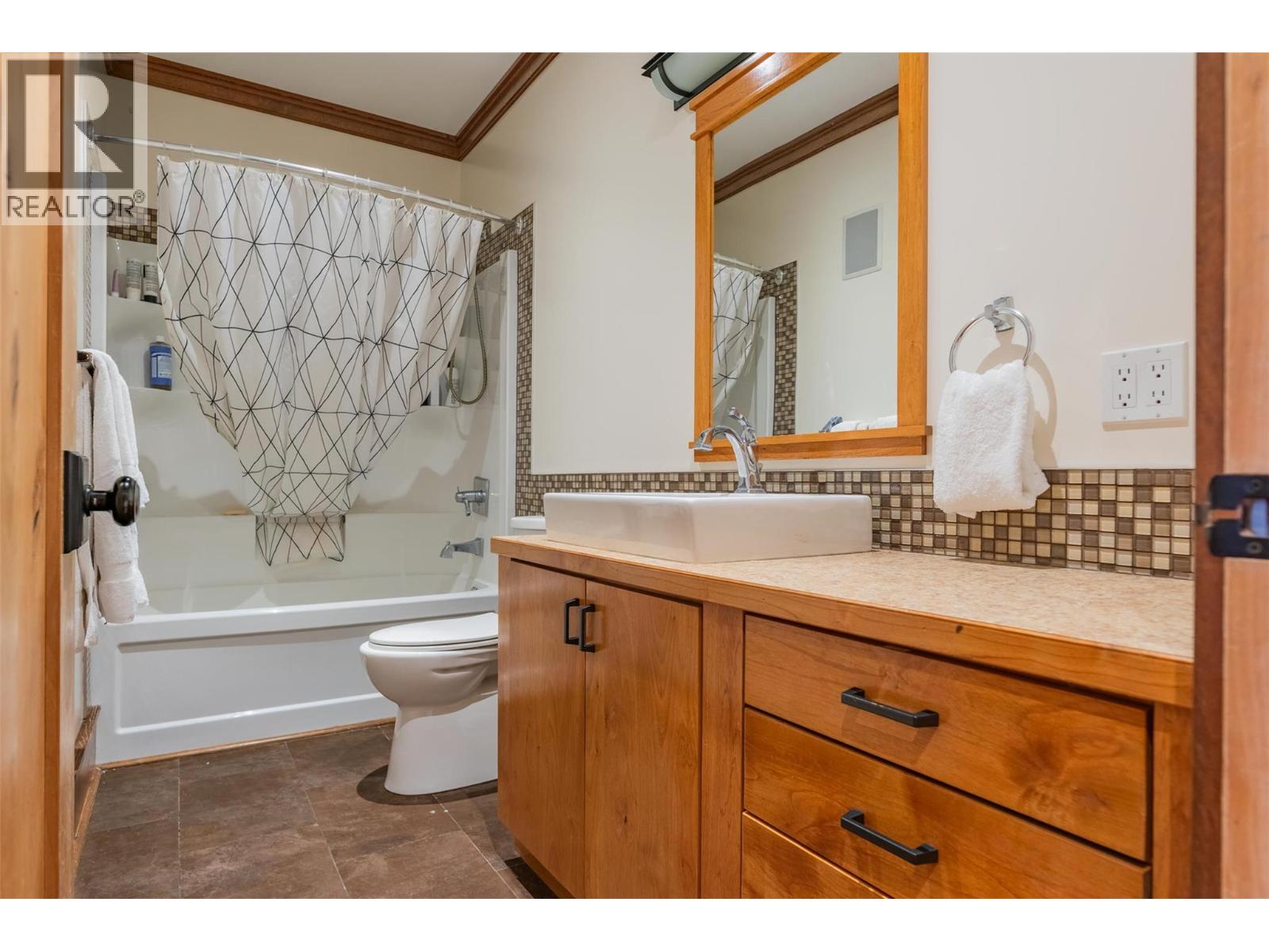 422 View Street, Kaslo