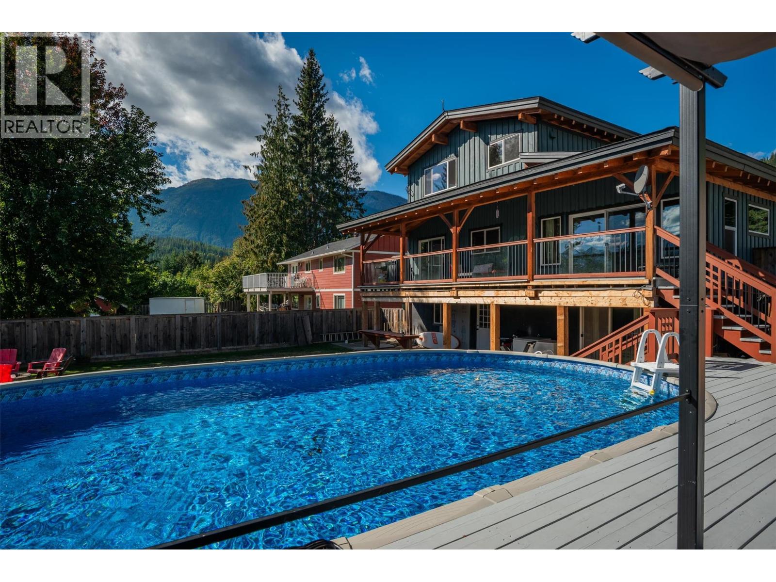 422 View Street, Kaslo