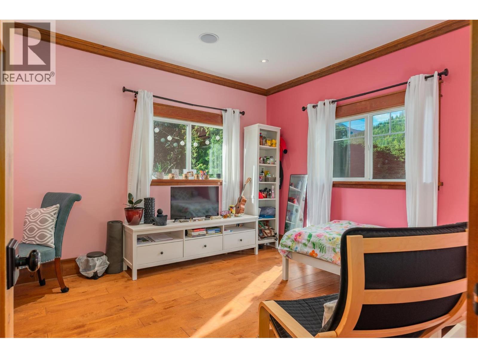 422 View Street, Kaslo