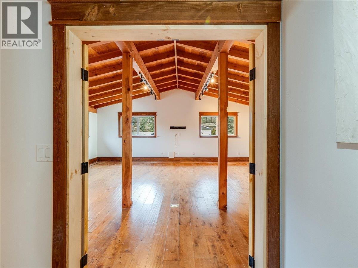 422 View Street, Kaslo