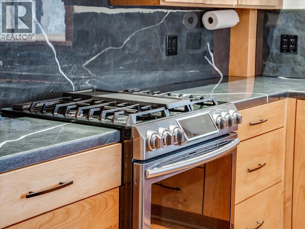 422 View Street, Kaslo