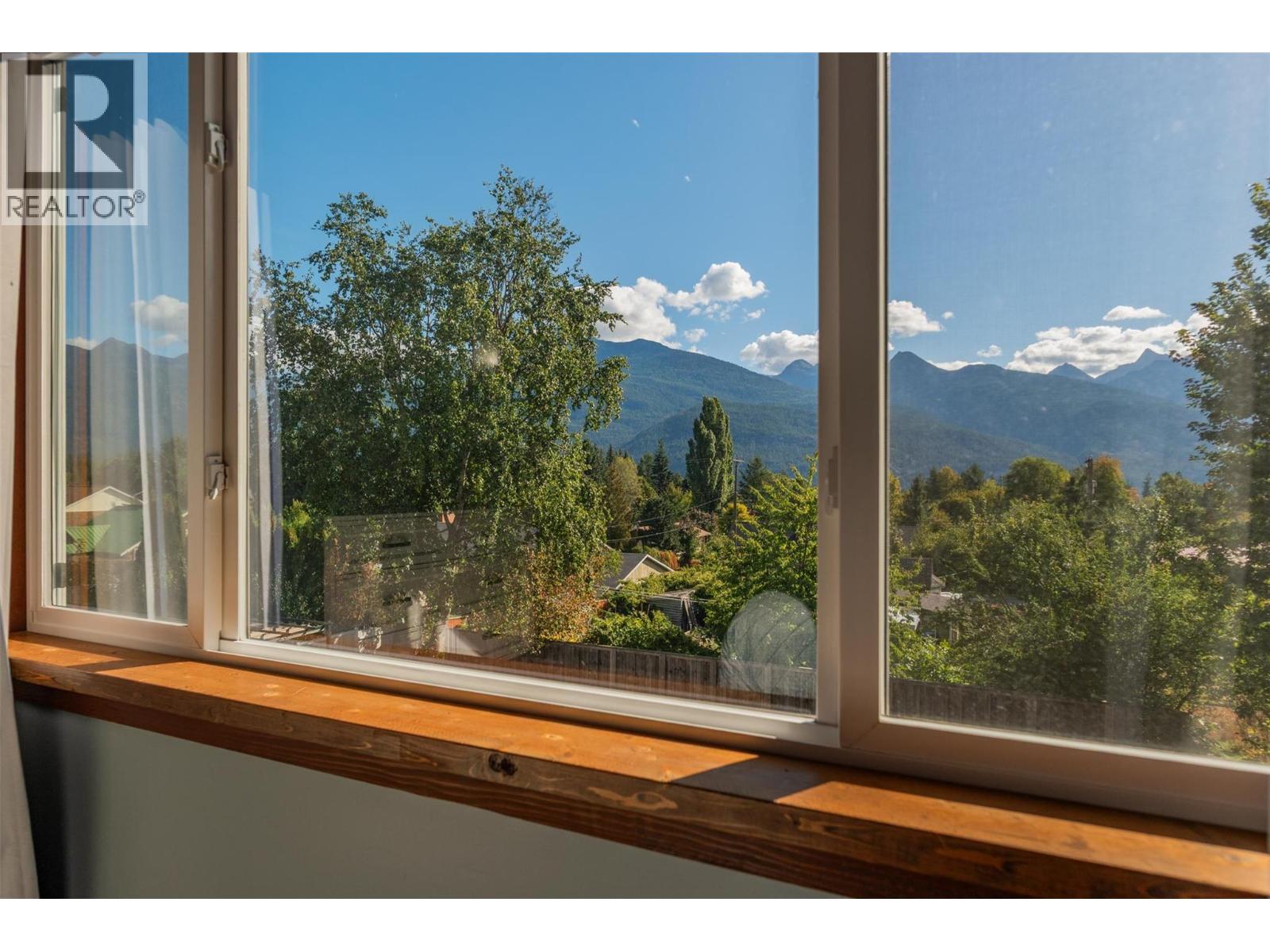 422 View Street, Kaslo