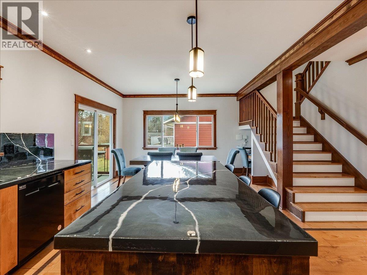 422 View Street, Kaslo